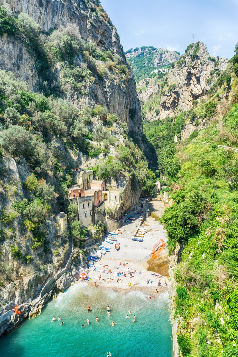Known locally as "Neverland" in a little-known place near Amalfi, is the village (if you can call it that) of Furore. The highlight of this unique geographical area is its unique aqua blue fiord and cluster of colorful cliff-hanging houses: buff.ly/2wm0Dg2