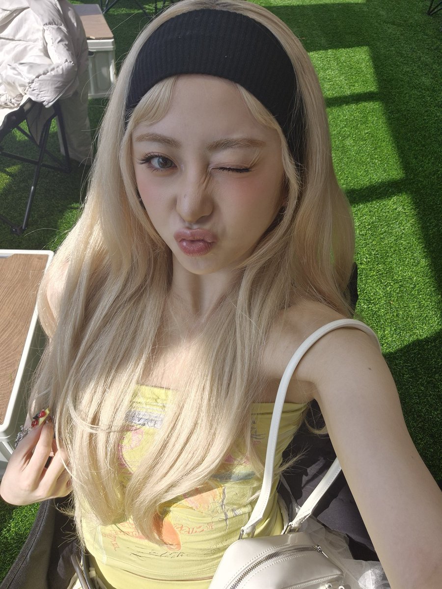 blonde yunjin is SO FINE