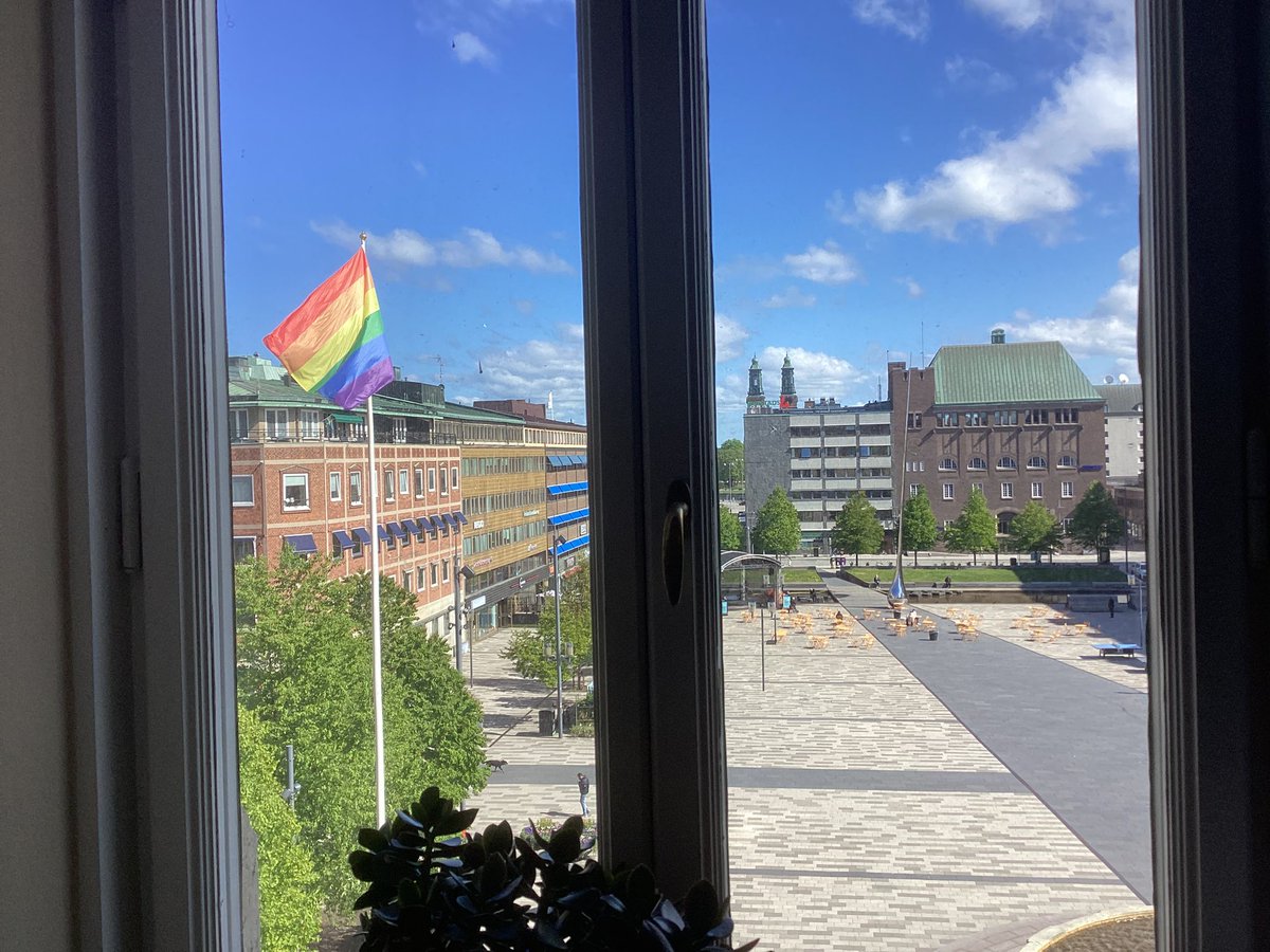 Kommunfullmäktige idag, och Prideflaggan vajar i solen.