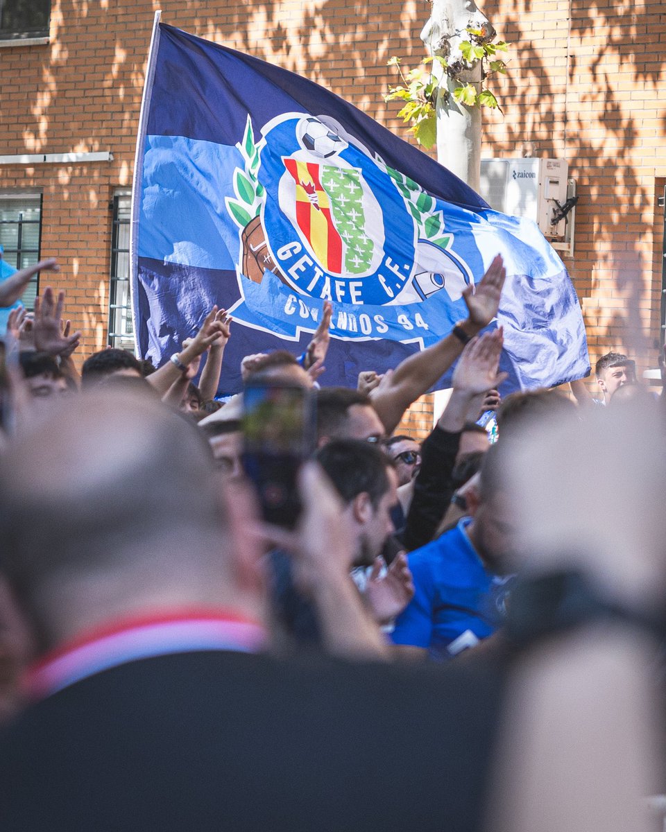 Por el escudo del Sagrado Corazón.

Por los aviones y por Ntra. Señora de los Ángeles

Hoy, 19:45.

¡Todos juntos!