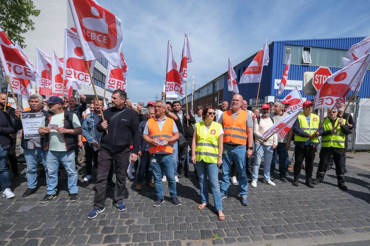 Rund 150 Beschäftigte aus der Kautschuk-Branche gingen gestern in Hamburg auf die Straße, um den Druck auf die Arbeitgeber in der Tarifrunde #kautschuk2025 zu erhöhen.

👉 s.igbce.de/rbbn7