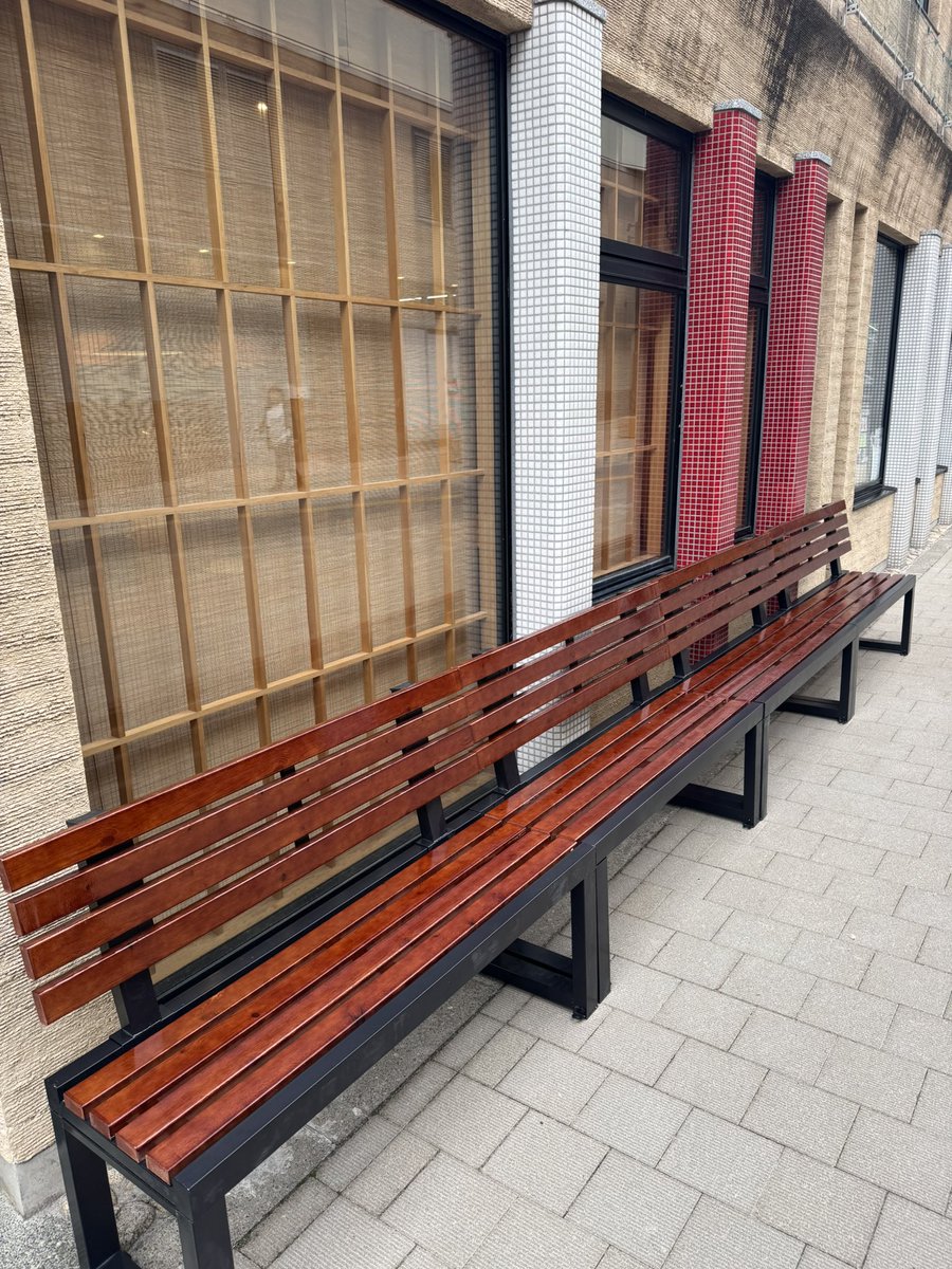 takashi5746's tweet image. 店前にベンチ置いてみました！
8、9人くらいは座れると思います。
だんだん暑くなってきましたが皆様のご来店お待ちしております。
（当店は店前の道路使用許可を得た上で、ベンチの設置、ベルトパーテーションの使用をしています。）
