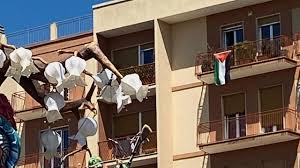 antonellocapor2's tweet image. Ad Ascoli Piceno al poliziotto curioso non piaceva l&apos;inno alla Resistenza.  
A Putignano al poliziotto curioso non è piaciuta la bandiera palestinese che un cittadino sul suo balcone ha esposto nel giorno del passaggio del Giro d&apos;Italia.
Polizia di Stato o polizia di governo?