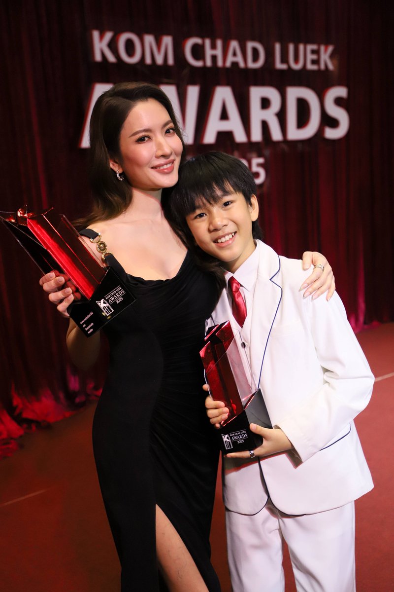 ANiceEnt's tweet photo. “สงครามสมรส – ทิชา” จากช่อง one31 คว้า 5 รางวัล!!
เวที “คม ชัด ��ึก อวอร์ด” ครั้งที่ 21
#สงครามสมรส
#afftaksaorn #แอฟทักษอร
#ทิชา #Ticha
#ลูกเกดเมทินี #lukkade #metinee
#คมชัดลึกอวอร์ด21
#21thKomchadluekAwards
ช่อง one 31 ขึ้นแท่นละครคุณภาพ กระแสแรง!! กับปรากฏการณ์สุดยิ่งใหญ่ หลังคว้ารางวัลทรงเกียรติจากเวที “คม ชัด ลึก อวอร์ด 2025” ประเภทรางวัลละคร-ซีรีส์ ยอดเยี่ยม รวมทั้งหมด 5 รางวัล จากผลงานละคร-ซีรีส์สุดปังอย่าง “สงครามสมรส” และ “ทิชา”
🔗https://t.co/j2w39hIGEI