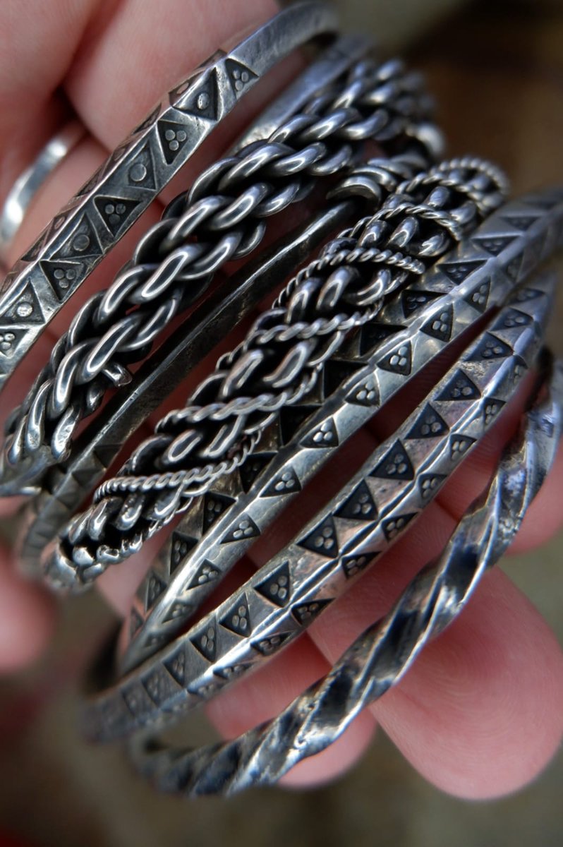 caledonianforge's tweet image. Started making a solid silver Pictish neck chain but the project was abandoned near the start. I had the first few rings left over and discovered each link is the perfect size to be hammered into a viking style money ring. Quite an interesting thing to ponder...
