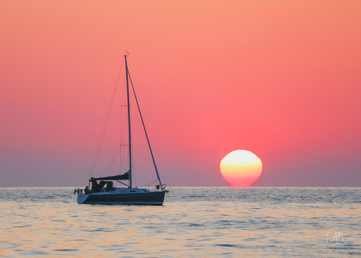 AnnBruen's tweet image. A wow morning on the Irish Sea, as the sun rose like a lantern  and a sailboat drifted through morning’s breath ❤️

Location: 
The Irish Sea just past Carlingford Lough

Occasion: 
Sunrise - Darkness into Light 2025

Feeling:
Grateful, peaceful, and uplifted.