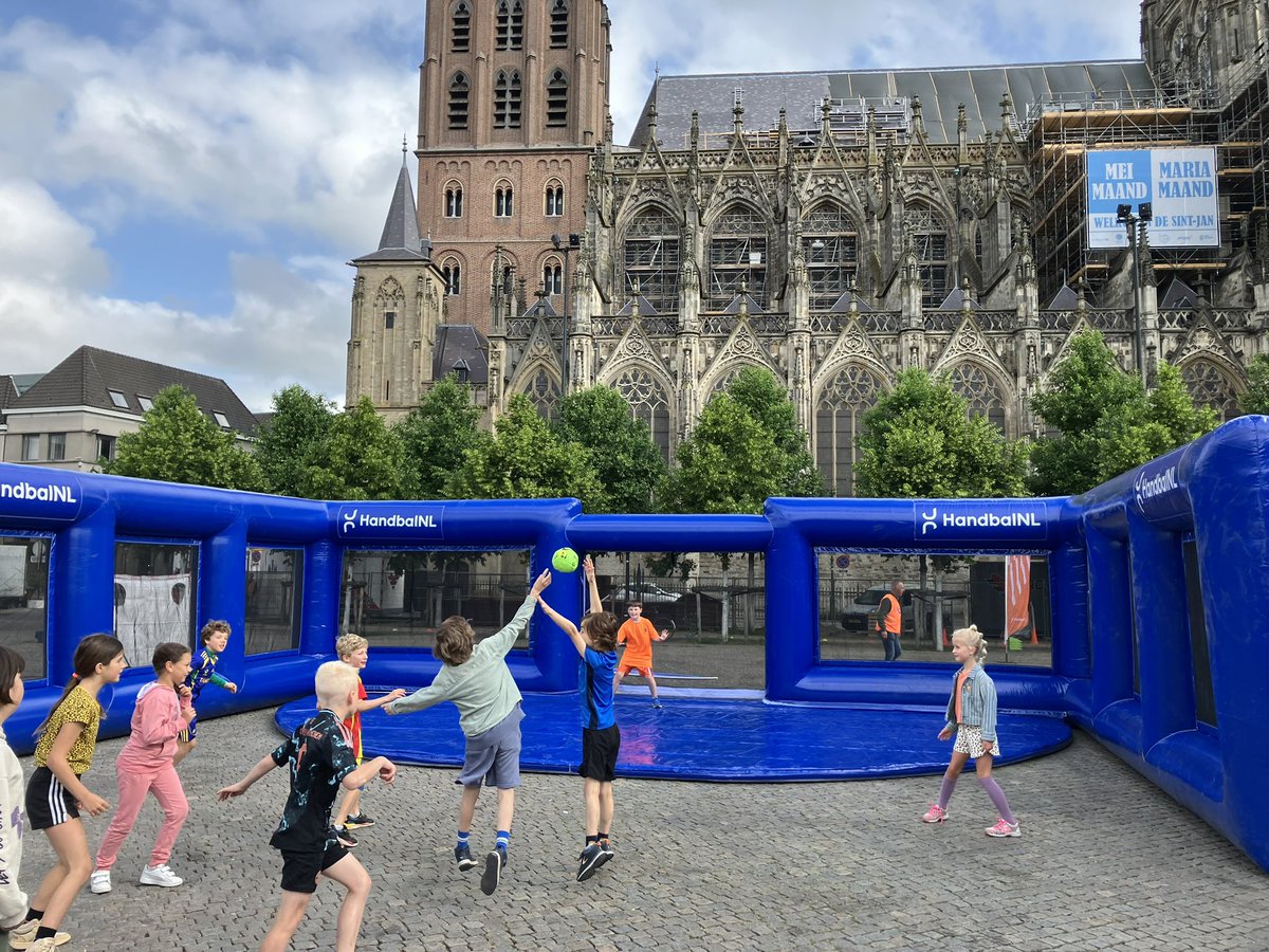 Beleef handbal zelf!
De eerste van vier prachtige dagen, want van vandaag tot zondag is de Parade in <a href="/shertogenbosch/">'s-Hertogenbosch</a> hét handbalplein van Nederland. Een programma vol clinics, demo’s en actie. Mis het niet en warm je op voor het WK dameshandbal dit najaar in o.a. <a href="/MaaspoortDB/">Maaspoort Den Bosch</a>