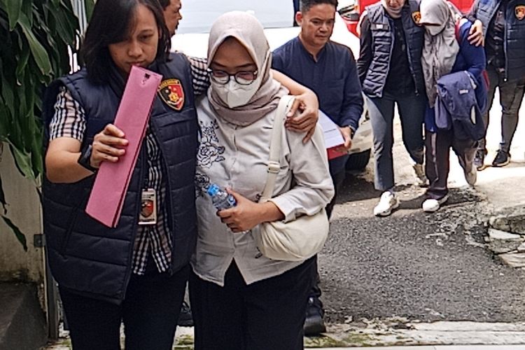 Alhamdulillah ni dokter ditahan dan dilimpahkan ke Kejaksaan Tinggi.
Selamat tidur di sel tahanan Dokter Zara Yupita Azra dan 2 tersangka lain.
