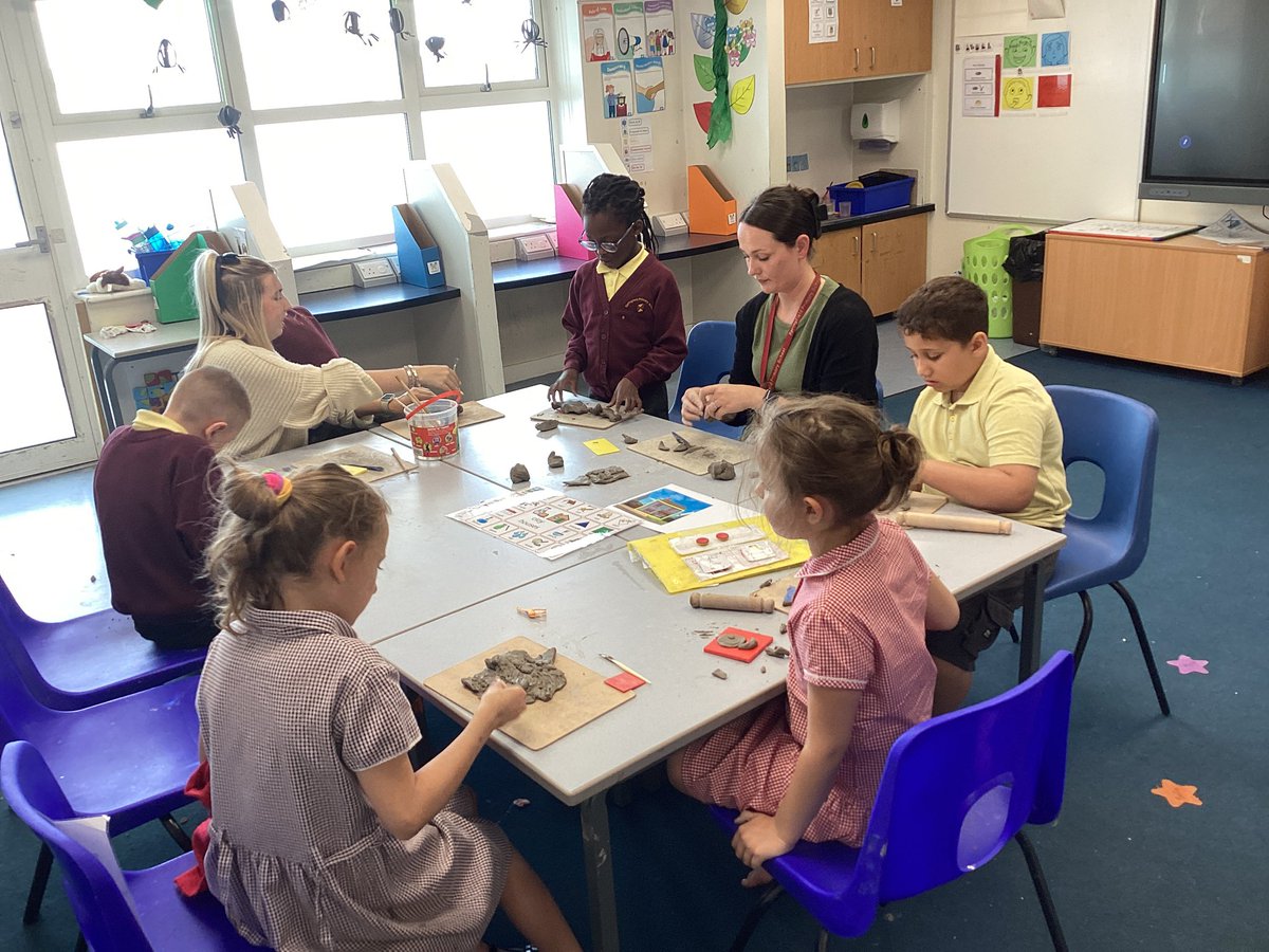 SpringfieldPri1's tweet image. Class 9 had a lovely art and design lesson yesterday afternoon. They looked at shapes on the front of a house and then used those shapes to create designs on clay.