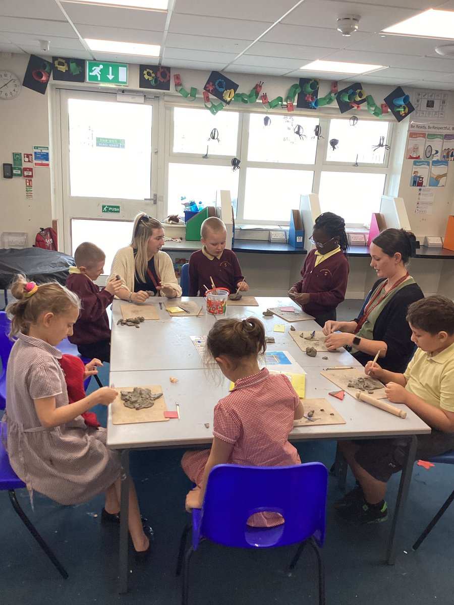 SpringfieldPri1's tweet image. Class 9 had a lovely art and design lesson yesterday afternoon. They looked at shapes on the front of a house and then used those shapes to create designs on clay.