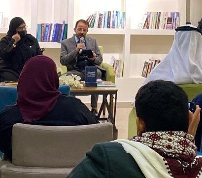 رحل الشاعر #ياسين_البكالي  كنتُ  قبل حوالي الشهرين أدير أمسيته التي بدأتها كأني  " أرمق على محياك قلق المصير"

 كأنه كان يقرأ نهايته بين سطور قصائده

ترجل عن حصاته ومضى تاركًا لنا شِعره شاهدًا على رجل كان يحمل قلبًا يكتب وينزف في آن.

وداعًا أيها العابر بحبرك وقلقك.