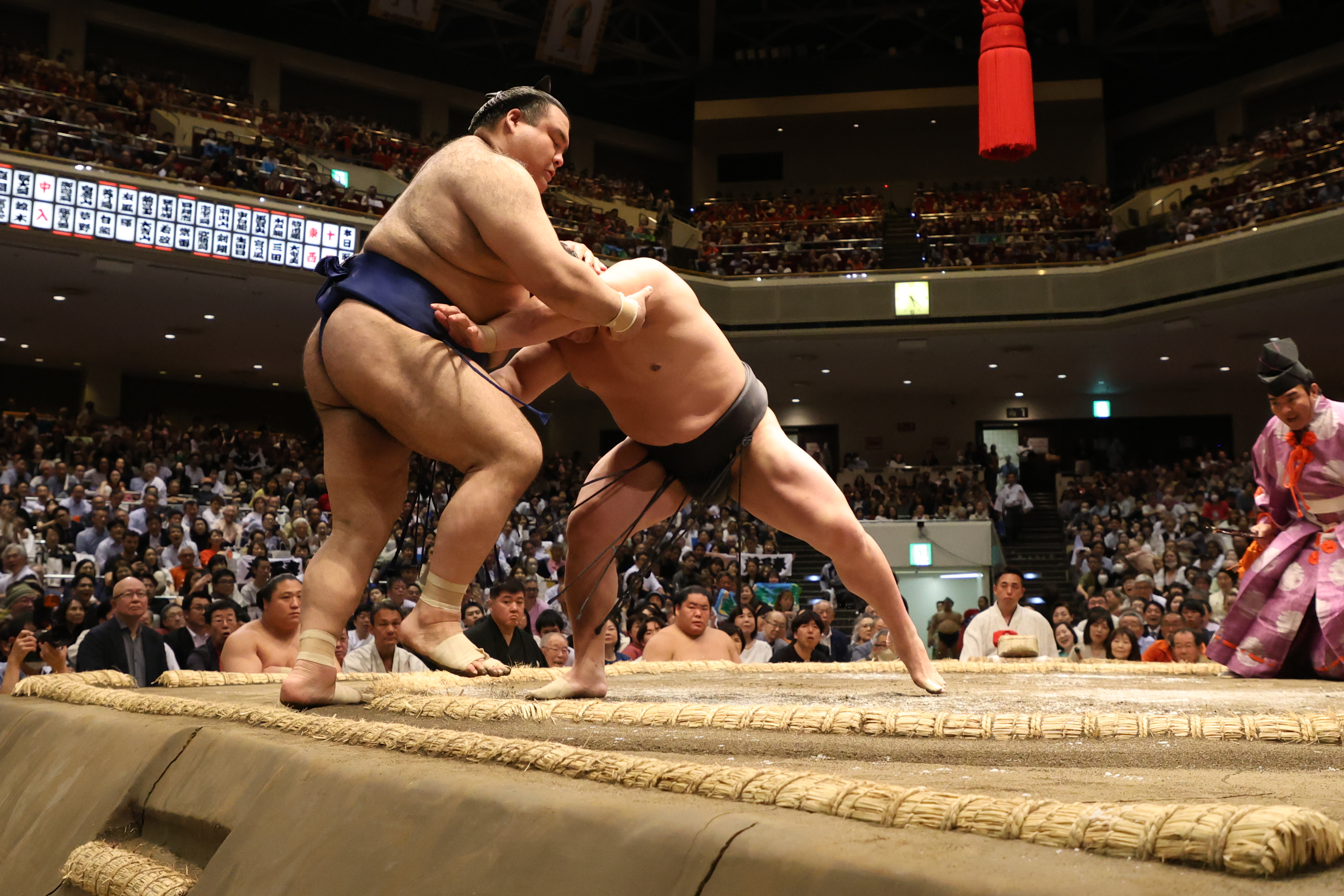大相撲クリスタルグラス 正面に相撲取組図 函入 力士 すもう - 相撲