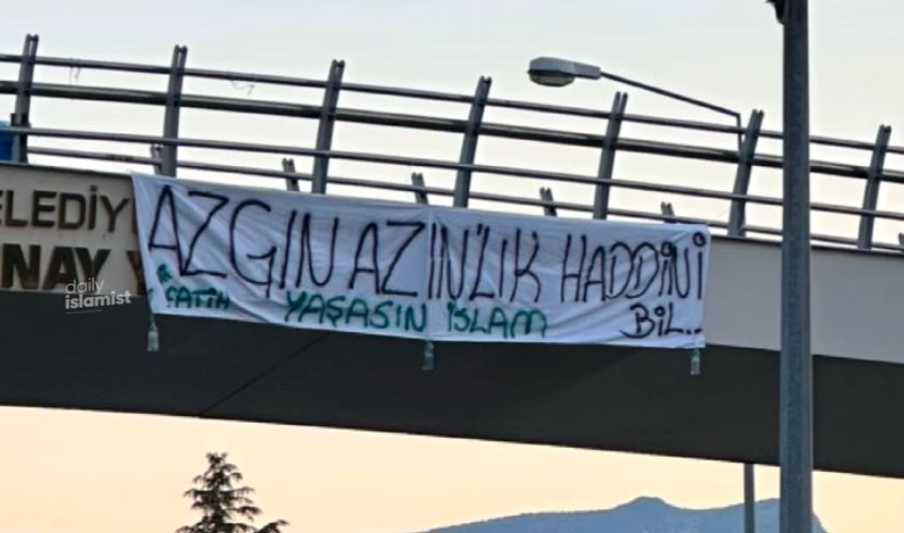 🔴 İzmir’deki üst geçide asılan şeriat karşıtı pankart kaldırıldı.

Yerine “Azgın azınlık haddini bil. Yaşasın İslam” yazılı pankart asıldı.