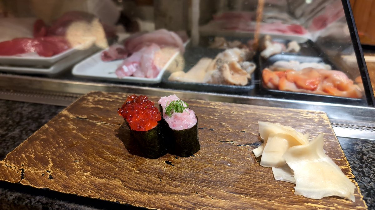 人生初回らない寿司！！
立ち食い寿司だけど、目の前で握ってくれるし注文も口頭だから緊張したけどめちゃくちゃ美味しかった！
お値段が怖くて腹7分目に抑えたら1500円で済んだ〜