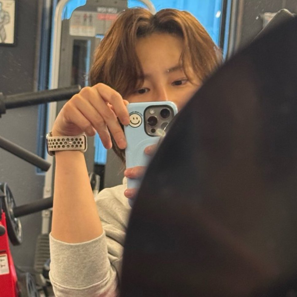 MIDNIGHTHANEUL's tweet photo. 긍데 머리 세팅되어있는건가? 아님 자연스럽게 멋있는 것 뿐일까? https://t.co/wdTS8f1rVV