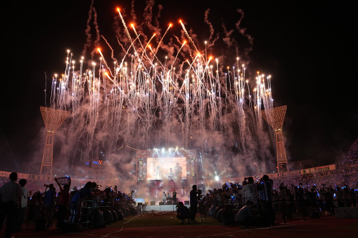 『BLUE☆LIGHT SERIES 2025 Supported by nojima』
〜青い光と音楽の感動空間へ〜
光と音楽で生まれる一体感が、心震える感動体験をお届けします✨
当日は観戦チケットについてくる「BLUE☆LIGHT ペンライト」を手に、ハマスタを最高のライブ会場にして盛り上がりましょう🎉
※ハマスタ入場券は対象外