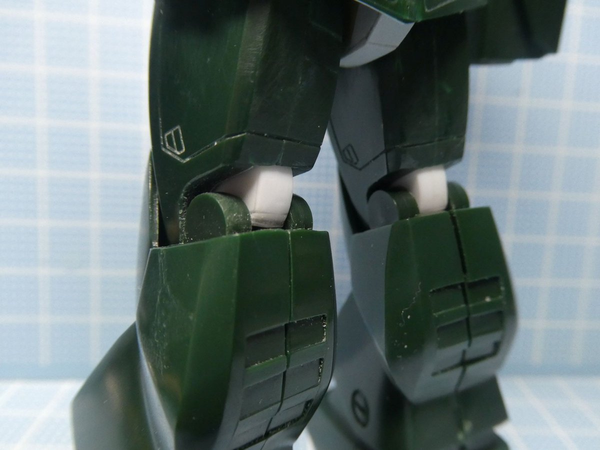 Yuji4096's tweet image. 大腿部は前面だけ楔形に幅増し
膝の可動はこんな感じ
これなら設定画のイメージを損なうことなく
MAX版には劣るけどそこそこ可動域も拡大出来たんじゃないかな
#ソルティック
#ラウンドフェイサー
#ダグラム