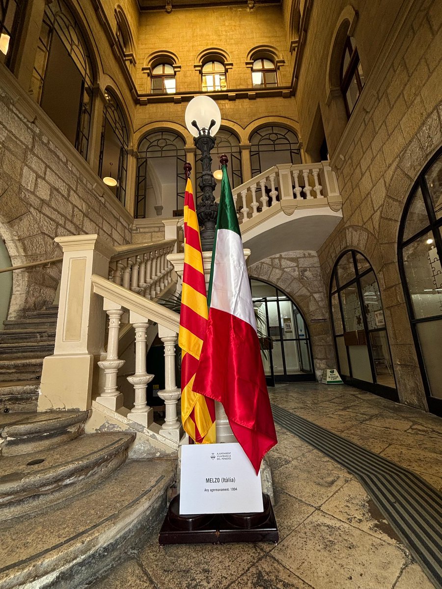🫂Avui es compleixen 31 anys de l’agermanent entre #VilafrancadelPenedès i la ciutat italiana de Melzo (Llombardia).

🇮🇹Per aquest motiu estarà hissada al vestíbul de la Casa de la Vila la bandera d’Itàlia acompanyant la senyera.

#capitaldelvi