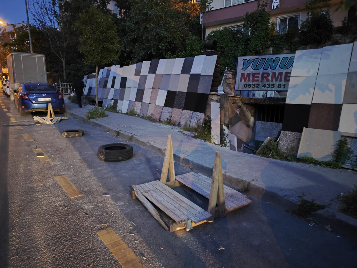 Kağıthane Belediyesi kagithane.istanbul/iletisim/detai… @twitterapi aracılığıyla, Lastikleri geçtik çeşitli düzeneklerle yolumuz işgal edilmektedir. Caddelerin kamuya açık herkesin özgürce kullanabileceği hale getirilmesini rica ediyoruz. Şehit Karakuşlar Cad. No:30 Saygılarımızla.