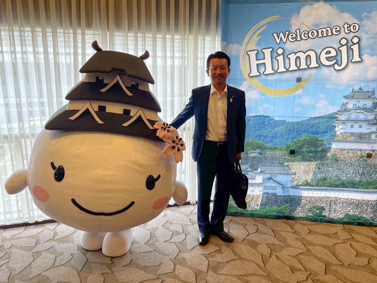本日は、近畿圏の111市の市長が集まる「第132回近畿市長会総会」が、姫路市で開催されました。各市から国に対する要望について近畿市長会として要望内容について審議され全て承認されました。また澤井松原市長におかれては、この1年間近畿市長会会長として大変お疲れ様でした。