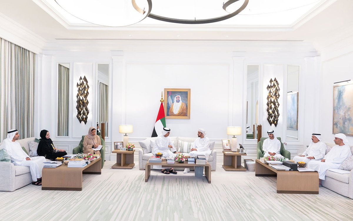 حمدان بن زايد يستقبل وفداً من دائرة تنمية المجتمع ويشيد بجهودها في تعزيز التماسك المجتمعي bit.ly/3FdKZZ5