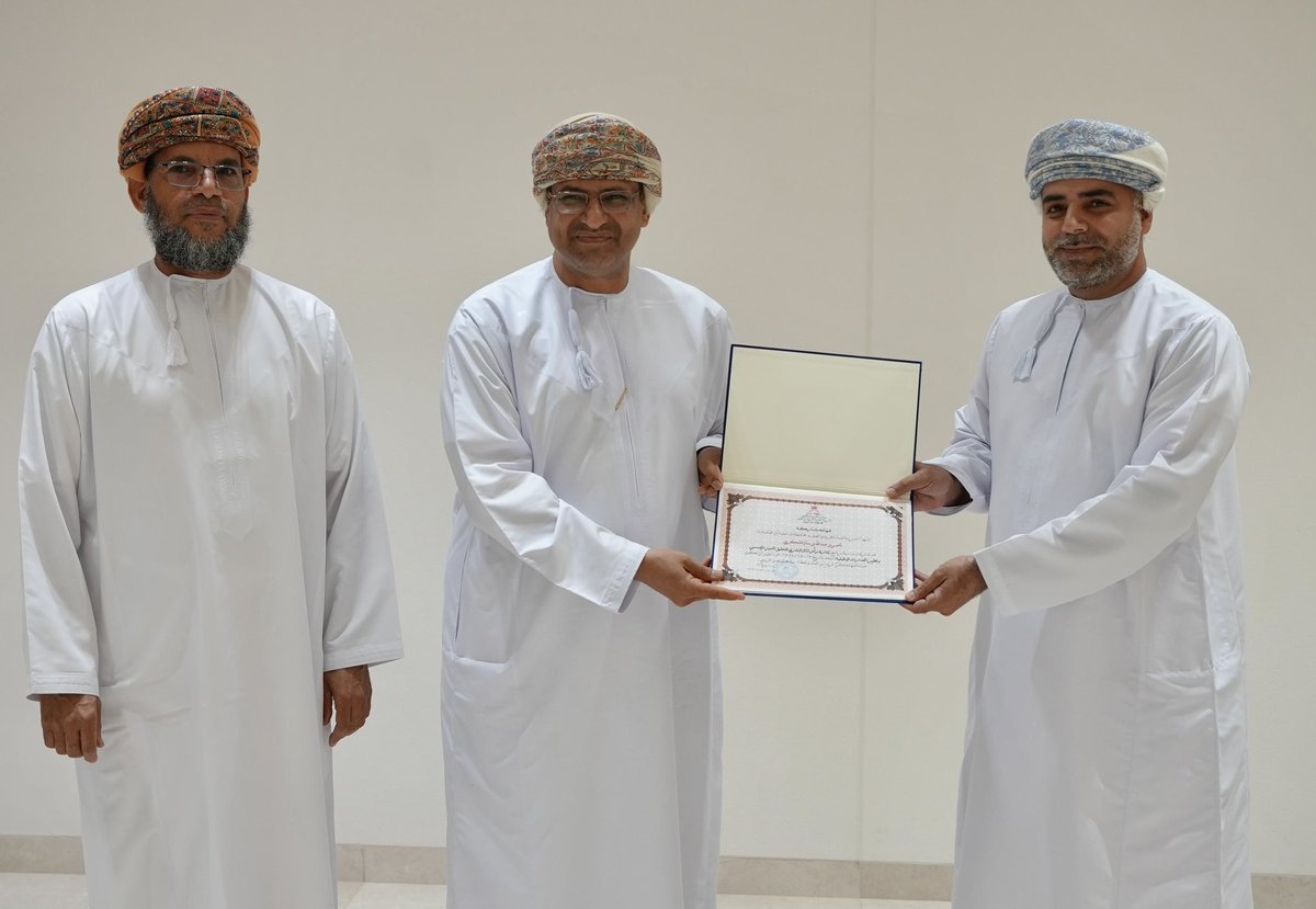 EduGovDkh's tweet photo. جانب من ختام البرنامح التدريبي بحضور أ.هلال العلوي المدير العام المساعد للشؤون الإدارية المالية بـ #تعليمية_الداخلية . https://t.co/EwoReMBOVF