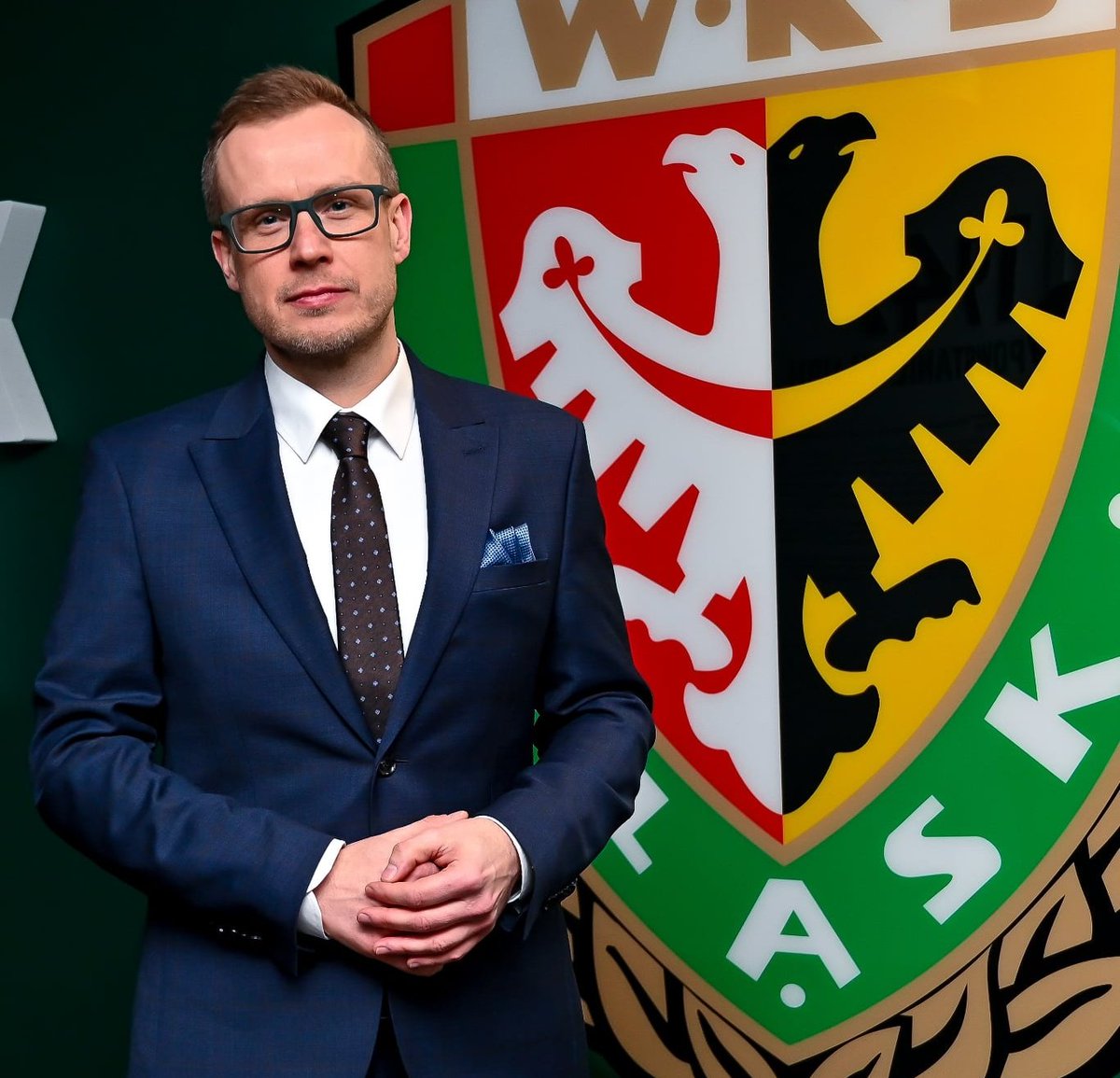 Kibicom Śląska podrzucam dwa dłuższe wywiady z prezesem Michałem Mazurem, który odpowiada na pytania o sytuację i plany klubu po spadku z Ekstraklasy.

Tekstowy wywiad na <a href="/igolpl/">iGol</a>:
igol.pl/michal-mazur-s…

Rozmowa video w <a href="/TelewizjaEcho24/">Echo24</a>:
echo24.tv/pl/757_program…