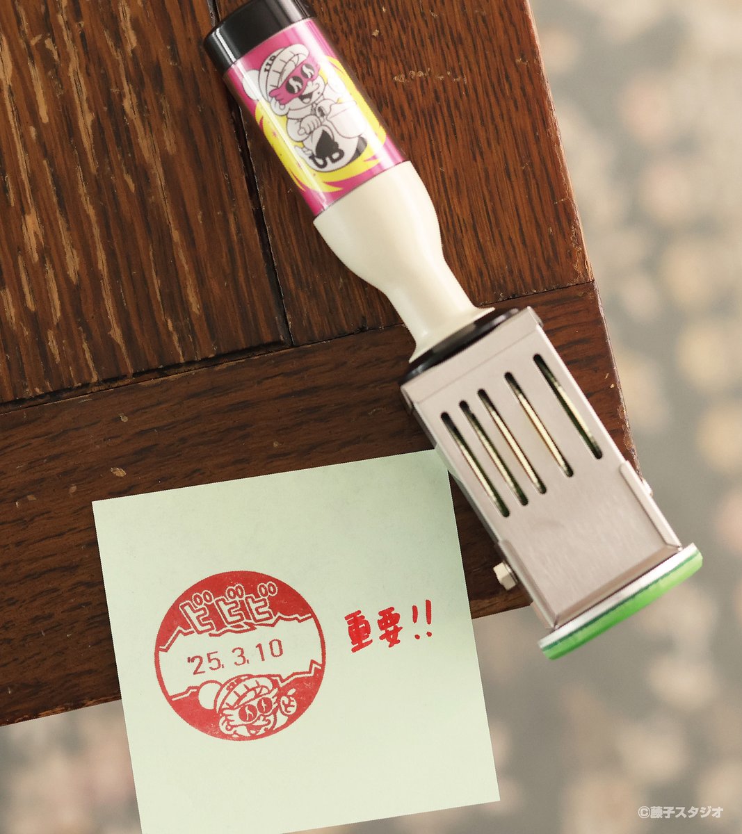 EYuusyu's tweet image. 藤子不二雄Ⓐ先生の作品を扱った「日付印」「スタンプ台」が郵便局のネットショップにて受注販売中。

詳細はこちら
shop.post.japanpost.jp/shop/a/ax20250…

ビビビ！

忘れてはいけない大事な日は、ふせんにこのスタンプを押して貼るのがオススメ！

#藤子不二雄A　＃郵便局　#郵便局のネットショップ　#ウルトラB