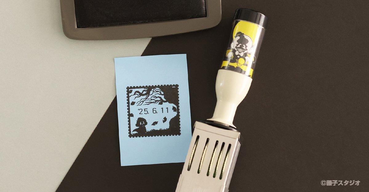 EYuusyu's tweet image. 藤子不二雄Ⓐ先生の作品を扱った「日付印」「スタンプ台」が郵便局のネットショップにて受注販売中。

詳細はこちらshop.post.japanpost.jp/shop/a/ax20250…

#黒ベエ のアーティスティックなイラストを切手ふうにアレンジしたデザインの日付印。

#藤子不二雄A　＃郵便局　#郵便局のネットショップ
