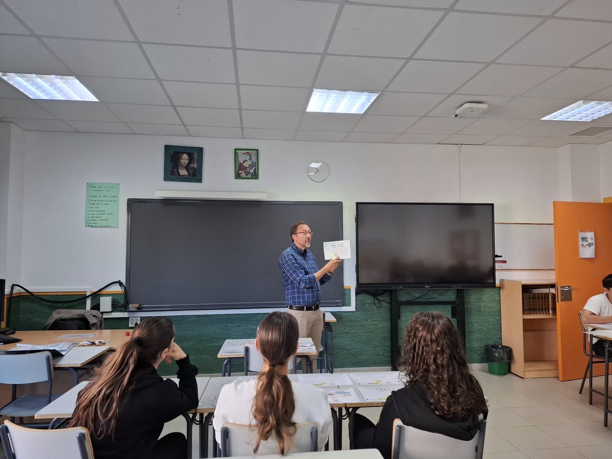 daniel_albertos's tweet image. Hoy hemos realizado la actividad desenchufada “Deconstruyendo a Mendel” con alumnos del @CarpeDiemFuenla para desarrollar habilidades de pensamiento computacional. Esta actividad, junto con otras, se pueden descargar desde la plataforma de #CodigoEscuela4_0_Madrid