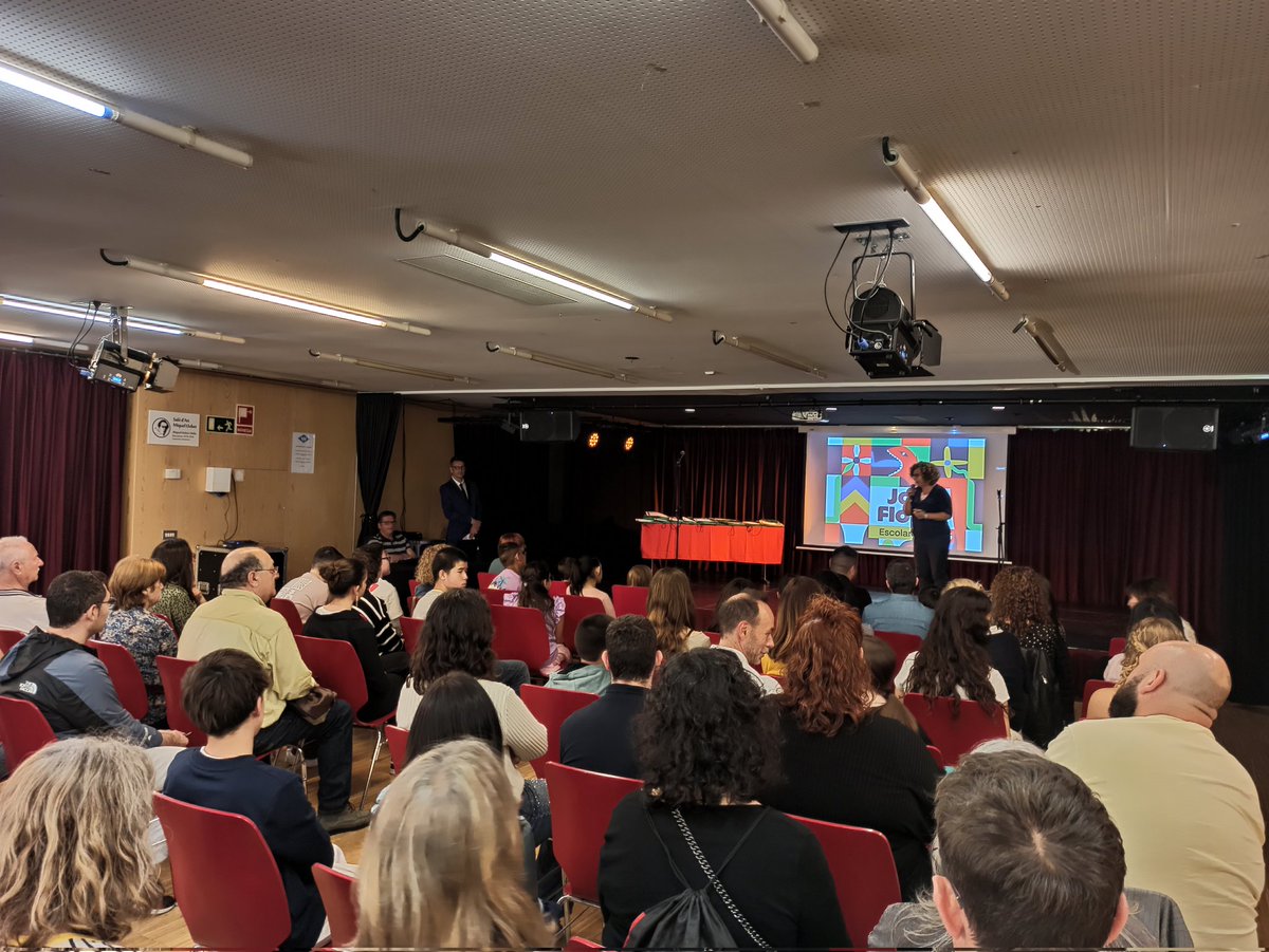 📢 Celebrem el lliurament de premis dels Jocs Florals Escolars d'Horta-Guinardó 📚 amb l'alumnat premiat, els docents i les famílies al Casal de Barri Can Travi💫

Enhorabona! 🔝👏🏽👏🏽👏🏽
No deixeu mai d'escriure🤔📝😊