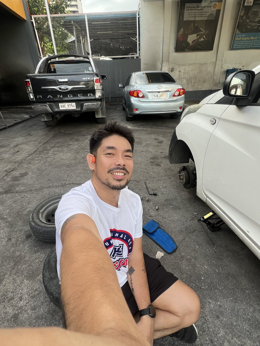 voltezVSteve's tweet image. Minor setback on the way to the hospital - a flat tire! Couldn't get help at Shell (closed), but thanks to Dad, who taught me how to do it before, I knew exactly what to do. Feeling pretty capable right now! 😊 #DIY #FlatTireFixed #ThanksDad