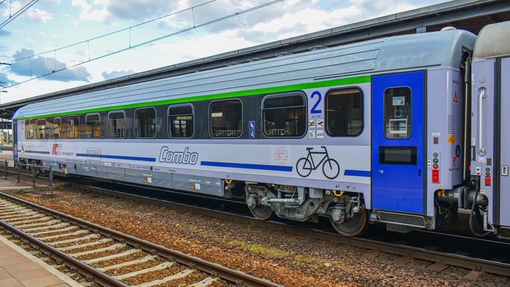 🆕 Komplecik! Czyli 50 wagonów przeznaczonych do modernizacji na Combo już w poznańskim FPS. Do modernizacji skierowano 45 wagonów #112Ag oraz 5 wagonów #112Ar. 🛠️

📢 1 czerwca 2020 roku pierwszy wagon Combo trafił z PESA do IPS. To już prawie 5 lat! 🕔

Fot. Nikodem Mrówczyński