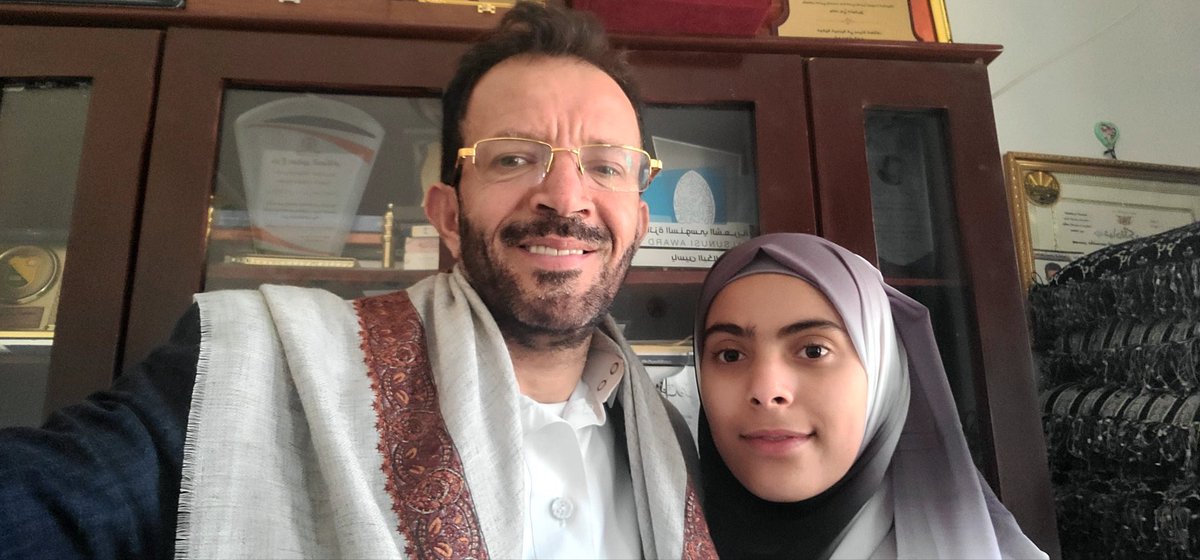 الشاعر اليمني النقي ياسين البكالي
كان بساتين نقاء وحدائق بهجة وحمم شعر تنضح بالمعاناة والألم، وقف شامخا في وجه الكهنوت.. ولم يفتّ العوز والفقر والمرض في رنين حرفه الرافض للظلام.
تسابقه طيبته كل جمعة في تفقد أصدقائه في كل الوطن العربي، وعبر مواقع التواصل.
ليتنا كنا بحجمك يا صديقي،