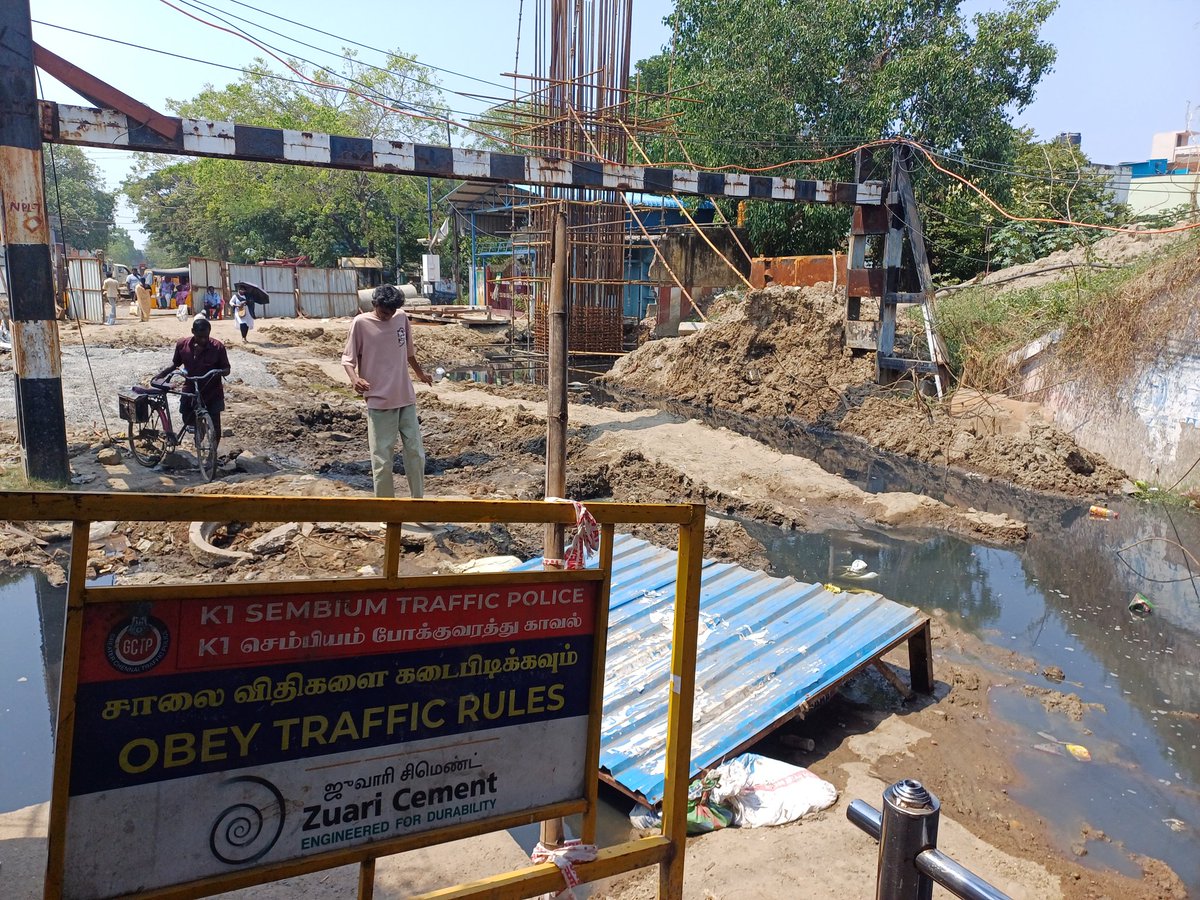 AvantikaKrish's tweet image. Who needs basic infrastructure when you’ve got such thrills at the Vyasarpadi Jeeva Railway Station. Maybe throw in makeshift arrangements until the Ganesapuram flyover is finally done? @chennaicorp @GMSRailway Just a thought...