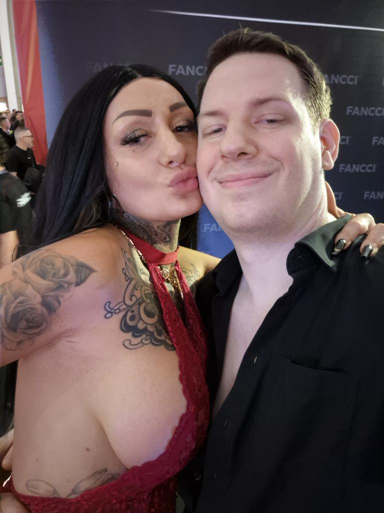 08. "Handy Kamera"
Der 03. Tag auf der 27. Venus, 2024.

Es war ein schöner Start in den 3.Tag der Venus. Mit einem bussi von der sexy Mia Roux. 😊❤️🔥🖤👍

<a href="/venusberlinoff/">Venus Berlin</a>
<a href="/Fancci_Official/">FANCCI</a>
<a href="/MiaRoux916891/">MiaRoux</a>
#venusmesse #venus2024 #venusberlin #venusfestival #venus