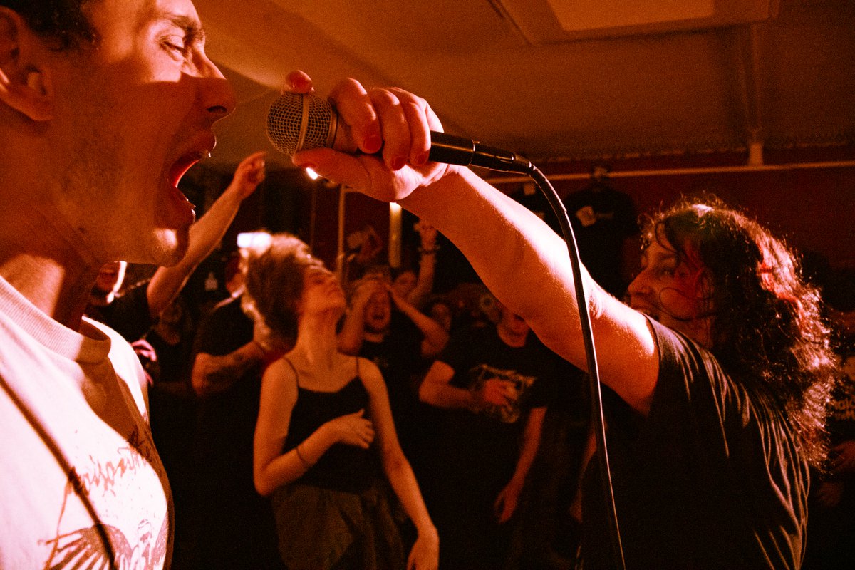 𝖘𝖍𝖆𝖗𝖎𝖓𝖌 𝖙𝖍𝖊 𝖒𝖎𝖈
Big up Josie from <a href="/fracturedldn/">Fractured</a> and Rob from @deathofyouthukhc for jumping on mic for our cover last week. 🖤❤️

📸 @robynebphotography