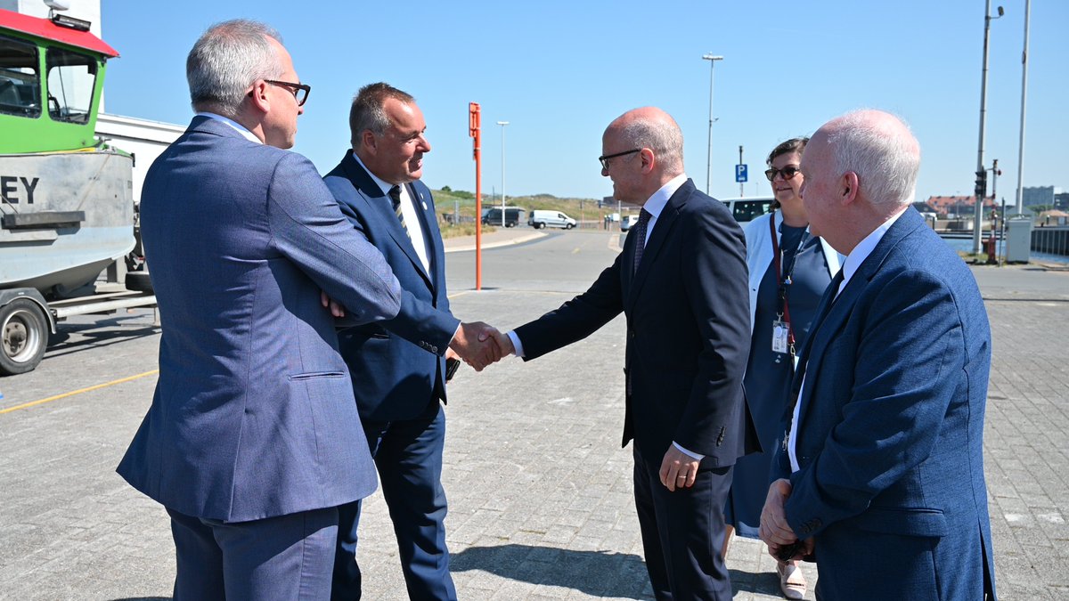Minister-president Matthias Diependaele visited VLIZ today 🌊A day of open exchange on marine science, with a demo trip aboard RV Abbé Mann 🚤 and a meeting with Vidar Helgesen (IOC/UNESCO) 🌐🤝
#VLIZ #IOC #UNESCO #MarineScience #OceanResearch