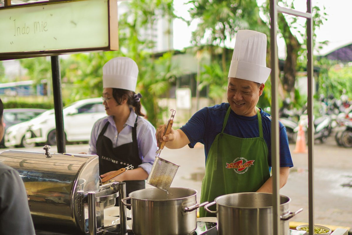 Kicking off Associate Appreciation Week Day 1

On the first day of the celebration, starting with a warm Welcome to Work, where our leaders personally served breakfast as a gesture of appreciation. 

#AAW2025 #BeginBelongBecome #BeYou #JWMarriottSurabaya <a href="/MarriottIntl/">Marriott International</a>