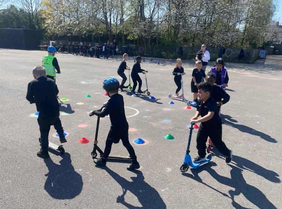 goldsmithwalsal's tweet image. 🛴 Year 2 had a brilliant time at their #Scooterability workshop!

They built confidence, learned key road safety skills, and had tons of fun staying active on the move. 🚦🙌💛🖤

#RoadSafety #Year2Learning #ActiveTravel