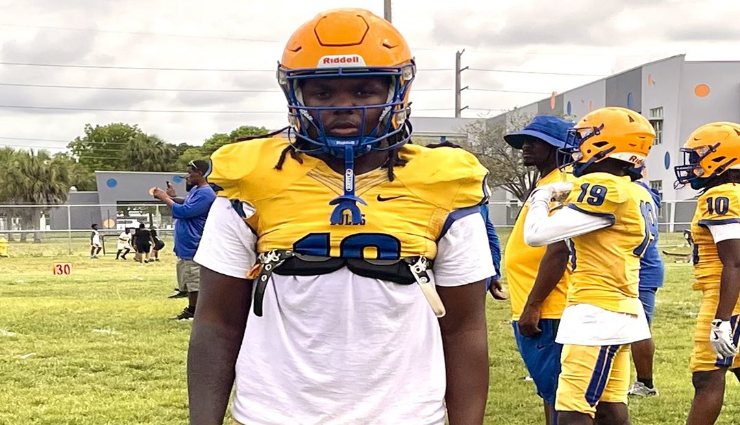 PrepRedzoneFL's tweet image. Leon Strawder Is The Forgotten Star At Miami Northwestern. larryblustein.com/news/leon-stra… @mnw_fb @coach_h2o @_youngshiner_n1 @14gump_ @7josephjr @BojayM95 @JamesJohnson_52 @ChristianEssix_ @rauls_eli @dez14_ @KhavonGipson @shanerochelle44 @Humblebeast20_ @Poppa_305 @CitBaker
