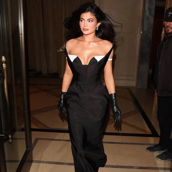 RPTMZNews's tweet photo. 𝗢𝗽𝗵𝗲𝗹𝗶𝗮 𝗞𝗲𝗻𝗻𝗲𝗱𝘆 (@FromLatters) leaving her Hotel for the #TheMetGalaRP after-party. https://t.co/txvRvVtKWo