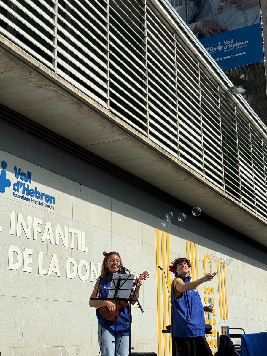 Vall d'Hebron (@vallhebron) on Twitter photo <a href="/HP/">HP</a> <a href="/maaceitu/">M. Angeles Aceituno</a> 🎉 I per arrodonir la festa del #DiaDelNenHospitalitzat, a #VallHebron hem tingut concerts de <a href="/Mporlasalud/">Músicos por la Salud</a>, màgia, manualitats de <a href="/SFRValldHebron/">Sala Familiar Ronald McDonald Vall D'Hebron</a>, teatre, art i jocs amb #InFun i <a href="/fpdeseo/">Fundación Pequeño Deseo</a>... i la visita sorpresa de Chewbacca i Darth Vader!
Que la força us acompanyi! 💫
🎨📘🎲 <a href="/HP/">HP</a> <a href="/maaceitu/">M. Angeles Aceituno</a> 🎉 I per arrodonir la festa del #DiaDelNenHospitalitzat, a #VallHebron hem tingut concerts de <a href="/Mporlasalud/">Músicos por la Salud</a>, màgia, manualitats de <a href="/SFRValldHebron/">Sala Familiar Ronald McDonald Vall D'Hebron</a>, teatre, art i jocs amb #InFun i <a href="/fpdeseo/">Fundación Pequeño Deseo</a>... i la visita sorpresa de Chewbacca i Darth Vader!
Que la força us acompanyi! 💫
🎨📘🎲