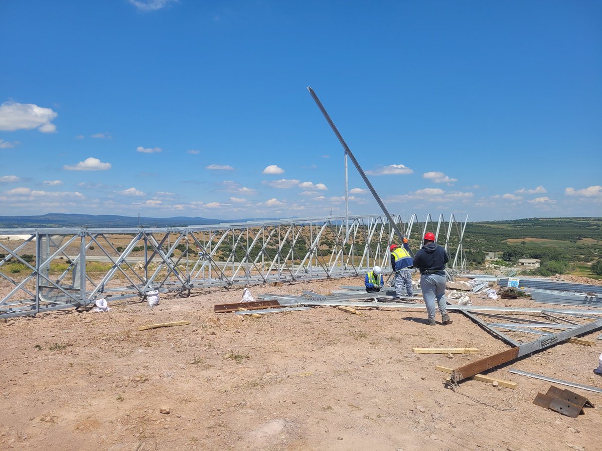 Ezine Gıda İhtisas Organize Sanayi Bölgesi ve geniş bir alana ulaşacak 40 mt yüksekliğinde GSM kule istasyonu çok yakında hizmete girecek. 
Durmak Yok Çalışmaya Devam...
