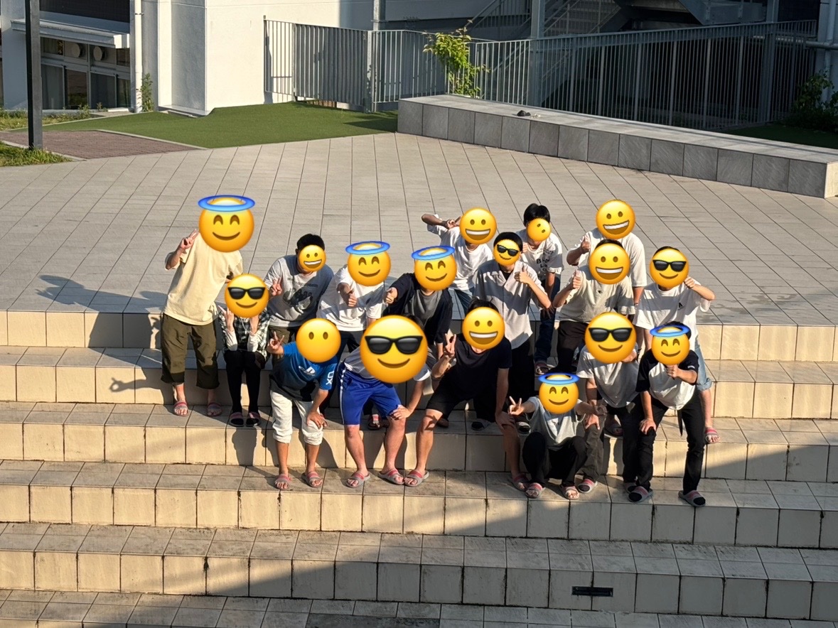 tdj_sc's tweet photo. 本日放課後、有志30名ほどで中庭の大掃除をしました。随所に汚れが目立っていましたが皆さんのおかげで綺麗に出来ました。

本日参加してくれた方々は本当にありがとうございました！ https://t.co/qyrBZ4POaN