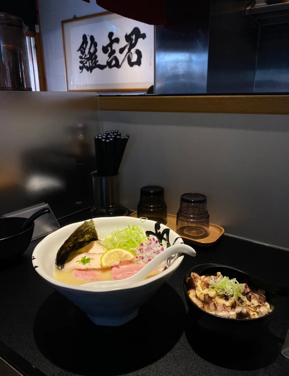 鶏吉くんのラーメンはすごいと聞いていました!
毎回行列がすごく長くて今回やっと時間ができて食べてみることができました!だから楽しみです🤩
なんと昼と夜で品ぞろえが違っていました🥲
お昼は食べてよかったと思います🥺
どうりでいつも夜に長い列です~