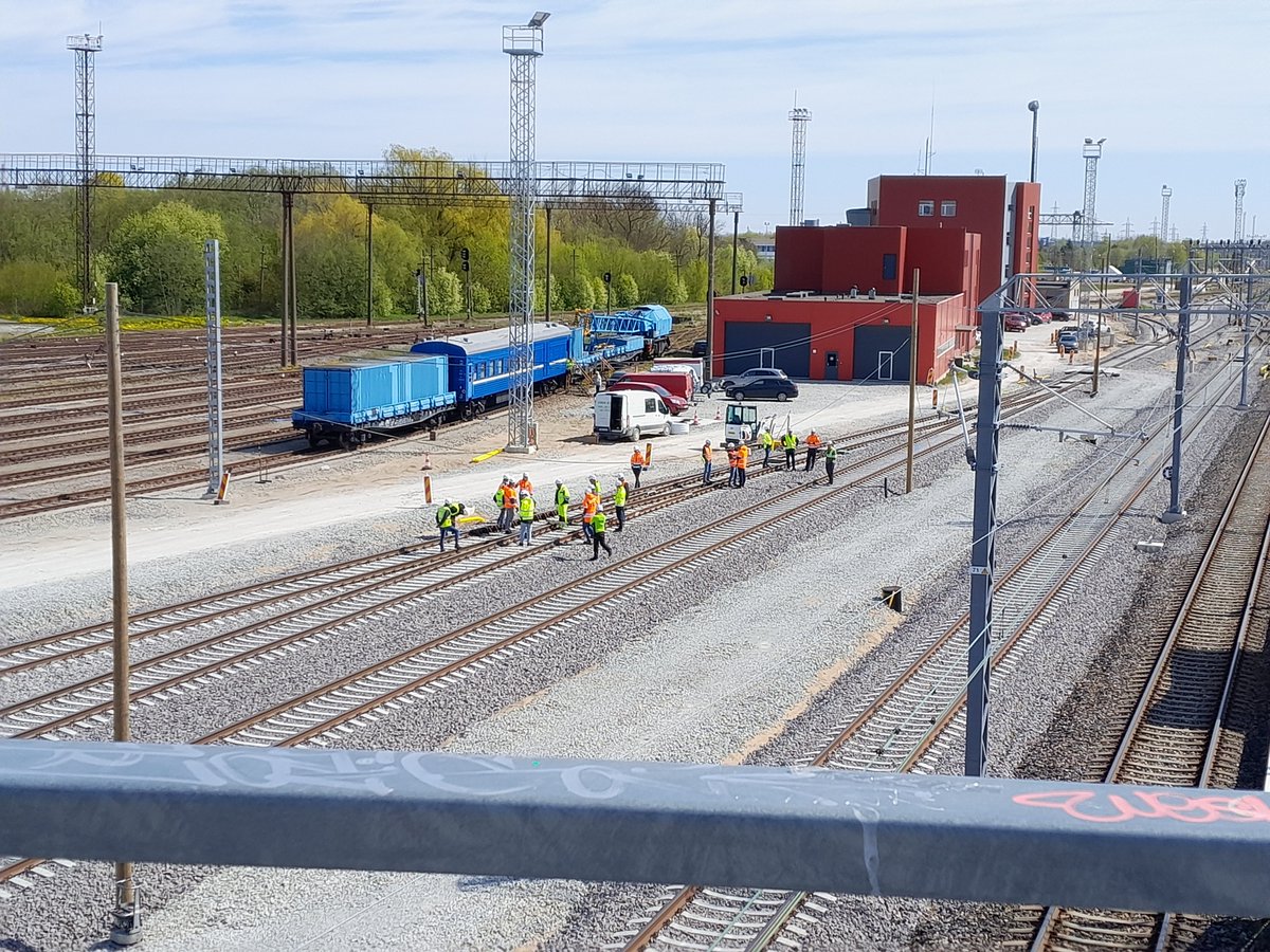 Võiksid teha midagi kasulikku, kuid tõhusad juhid ehitavad Rail Balticat. Pükste järgi on näha, et päris töömees on ainult üks.