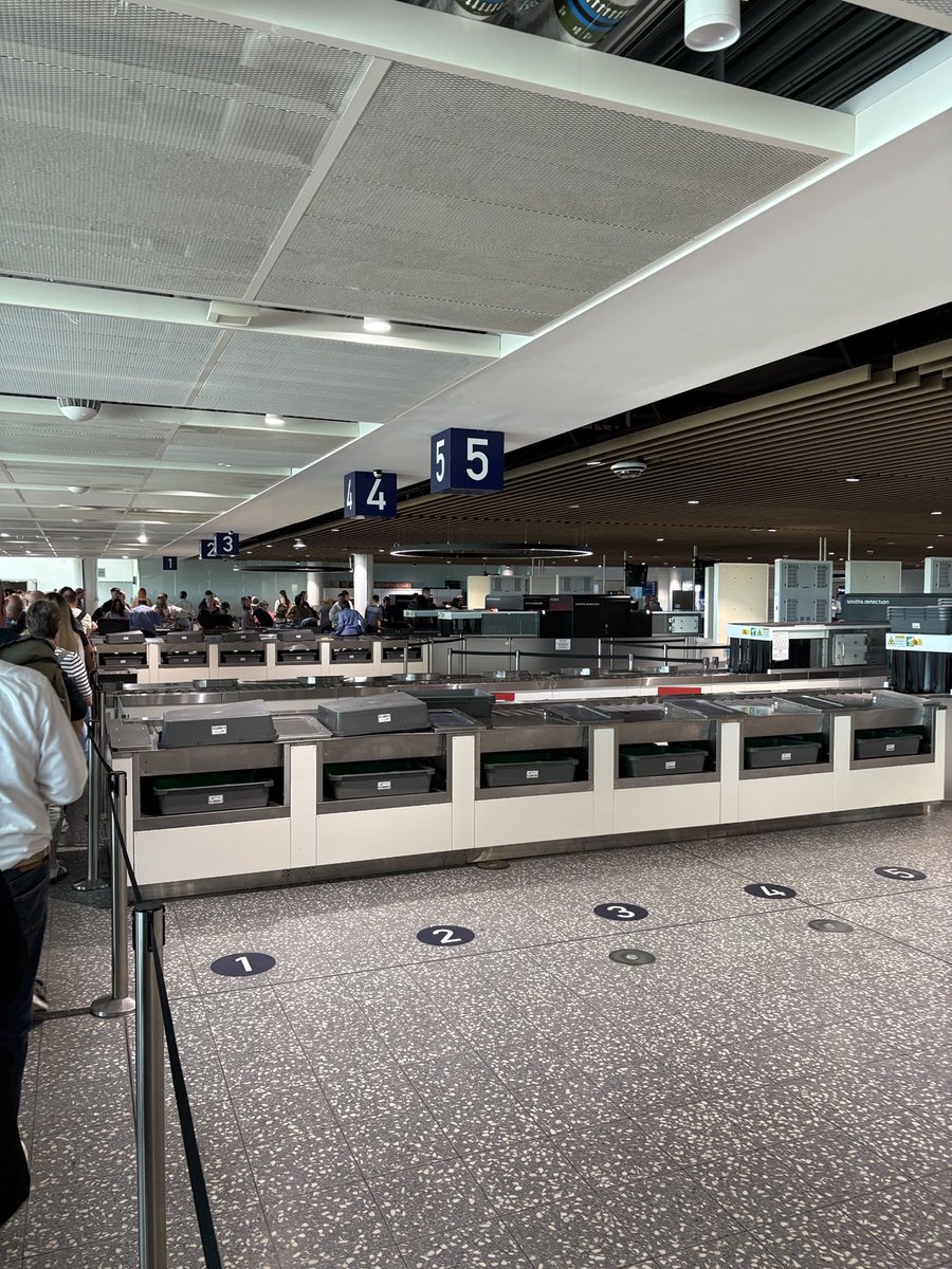 ⁦⁦<a href="/BristolAirport/">Bristol Airport</a>⁩  What a Shambles! Belts downstairs not working! &amp; only 2  from 8 Security gates open!  🤡🤡🤡