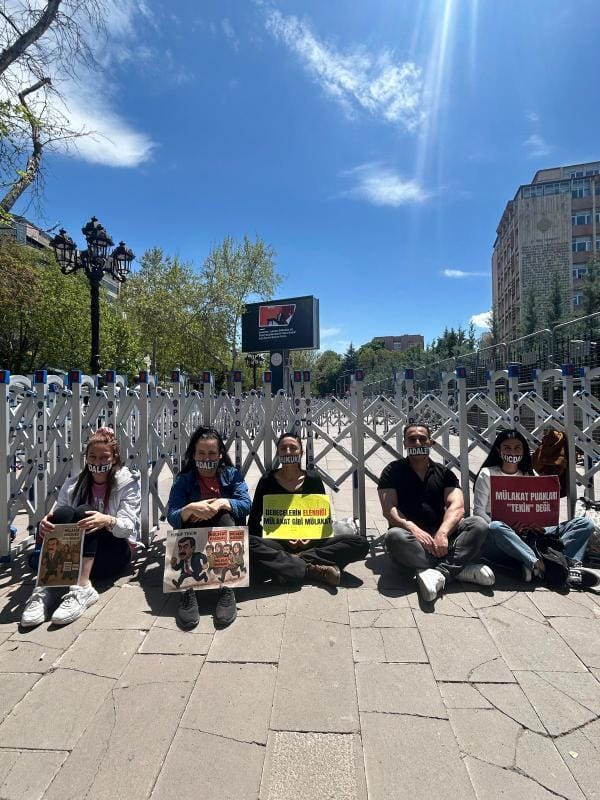 mrvesismn's tweet photo. Artık tek bir lokma dahi yemeyecekler. Ağızlarındaki tek şey; adalet, hukuk, vicdan ve liyakat. Bakan Tekin mülakat mağduru öğretmenleri muhatap alıp haklarını iade edene kadar grev sürecek. https://t.co/DarfvOapfh