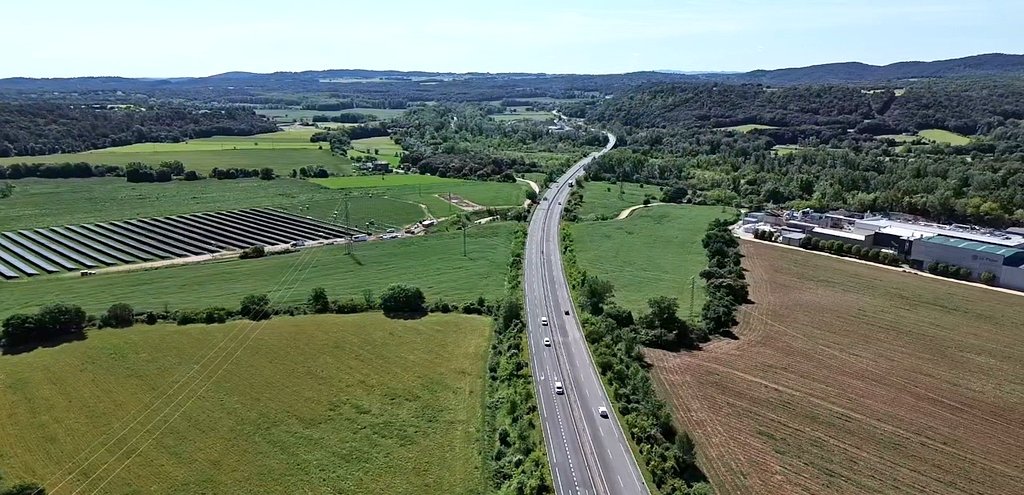 ...de manipulació a Fornells de la Selva per una altra de major capacitat.
🌞 Entrada en servei de 3,5MW d'autoconsum fotovoltaic adjacent a la planta de Besalú/Beuda, que reforcen l'aposta per l'energia 100% renovable que l'empresa manté des de 2017.
